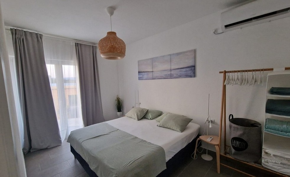 Spálňa s manželskou posteľou a klimatizáciou