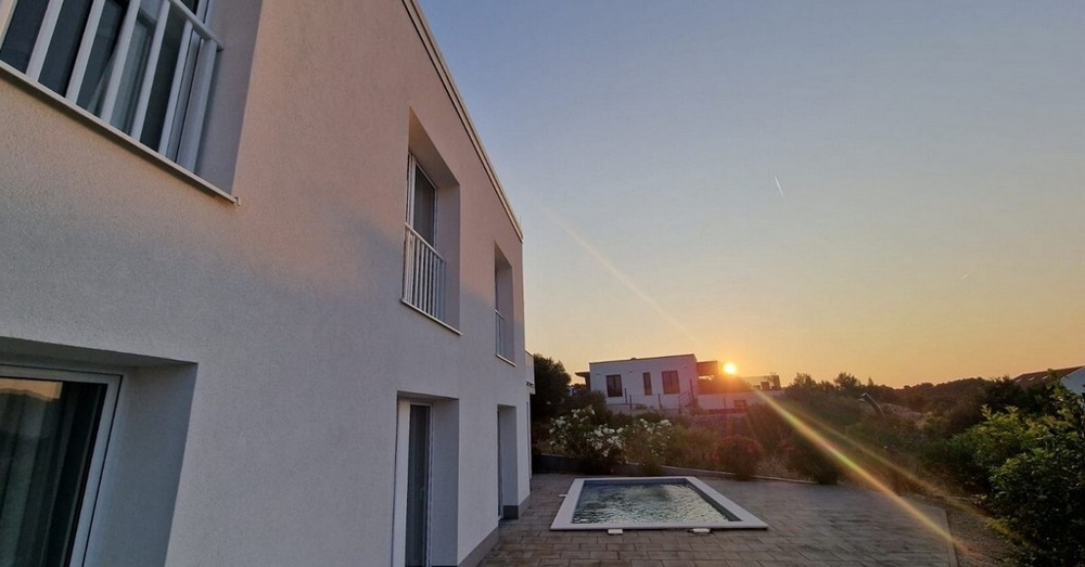 Výhľad na budovu a bazén.