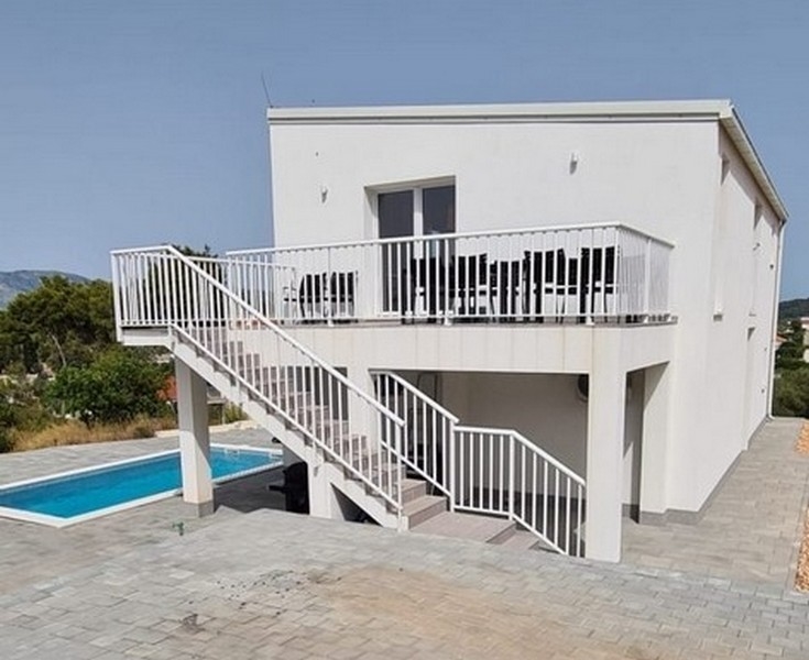 Moderný dom s vonkajšími schodmi a bazénom