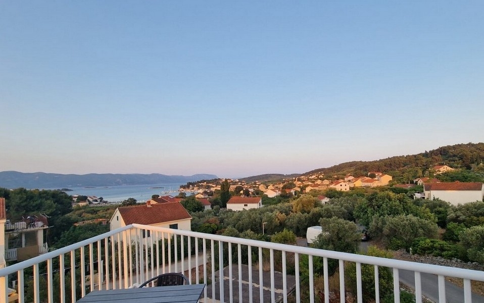 Výhľad z terasy Lumbarda a more