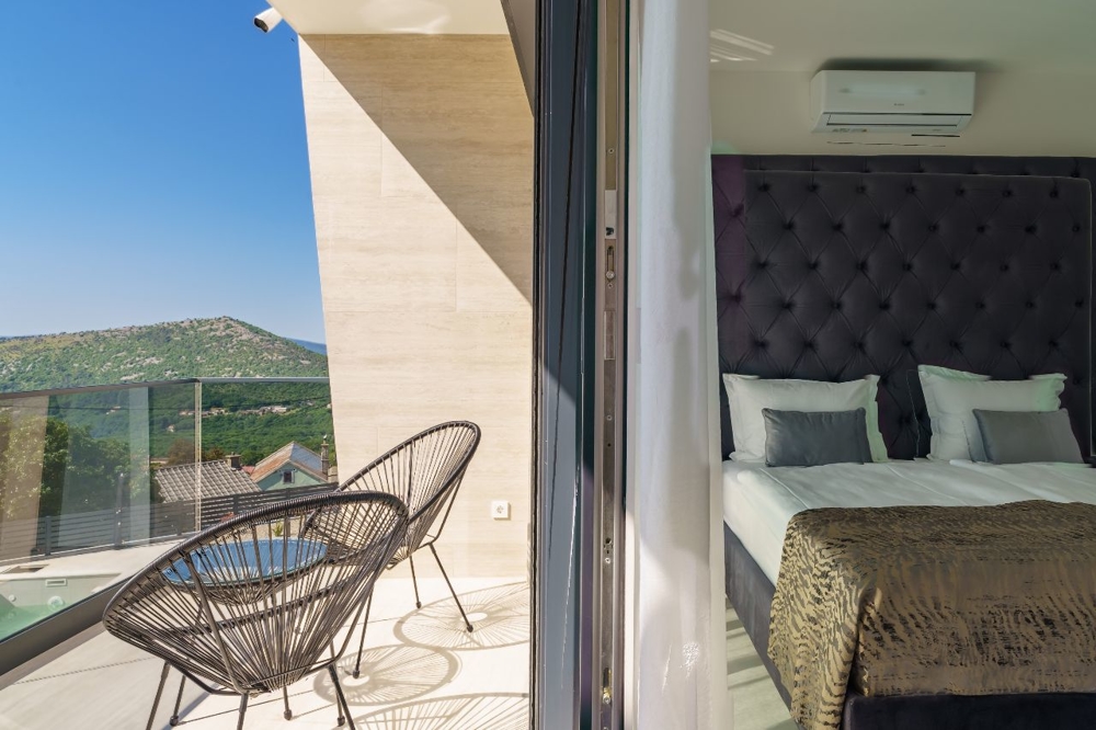 Manželská posteľ vo svetlej spálni