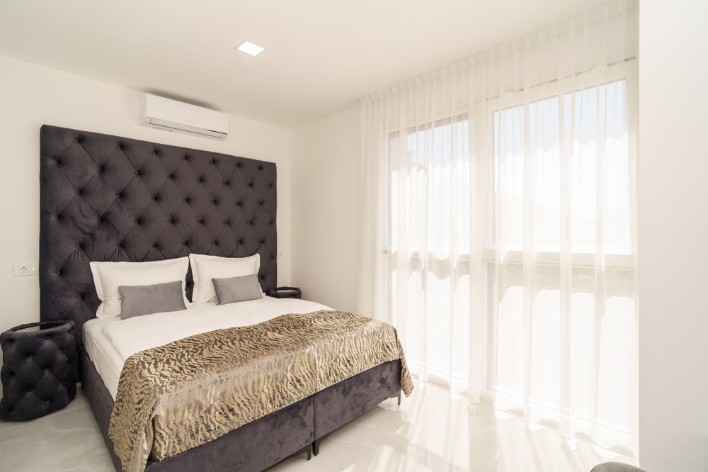 Zrkadlo a písací stôl v spálni