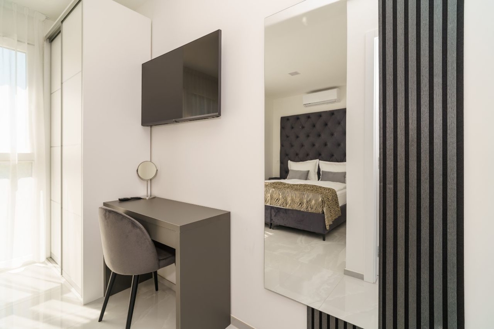 Balkón s výhľadom do zelene a sedením