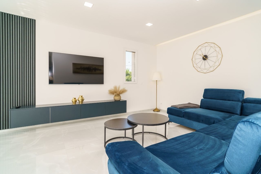 Obývacia izba s TV a pohovkou