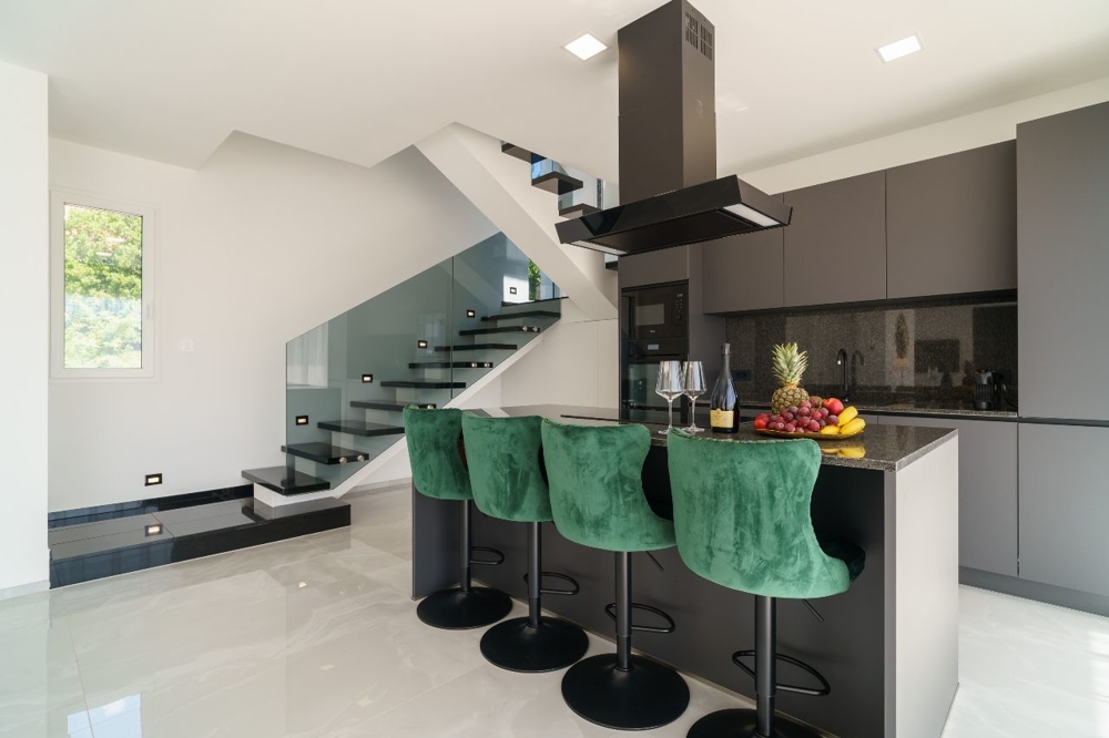 Moderná kuchyňa s ostrovčekom a barovými stoličkami