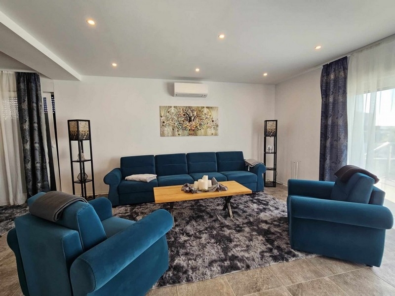 Obývacia izba s modrými pohovkami