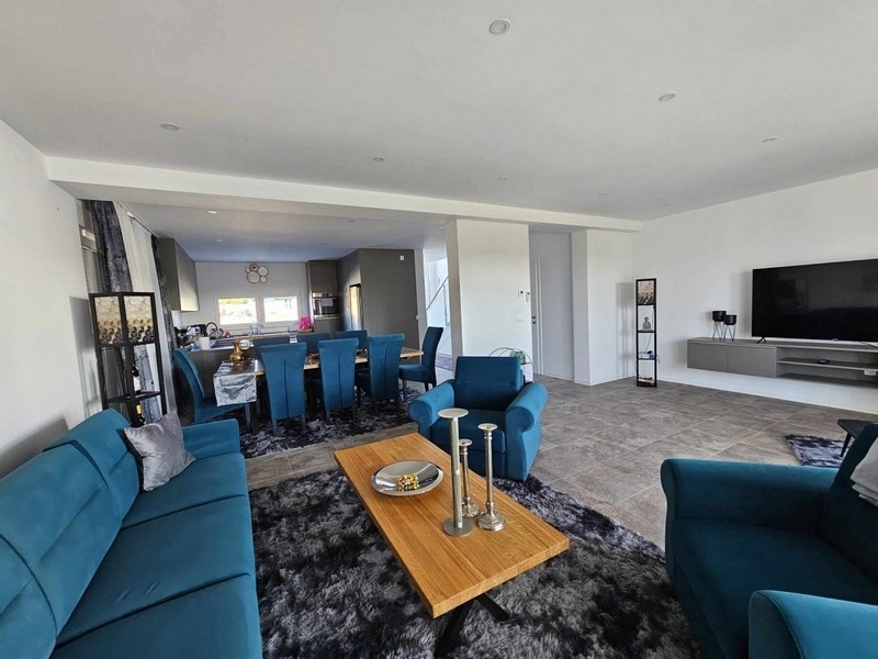 Otvorená obývacia a jedálenská časť