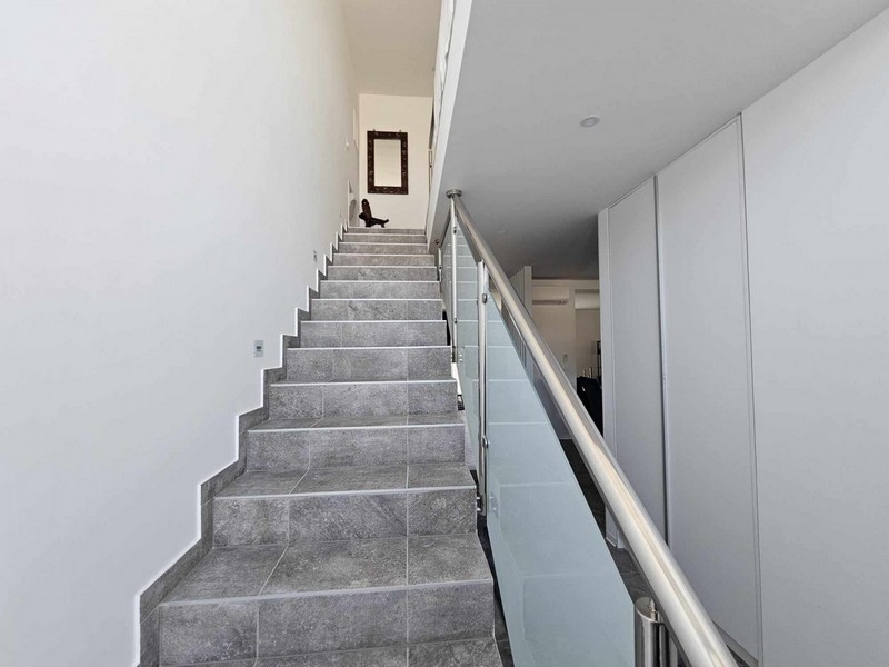 Schodisko so skleneným zábradlím