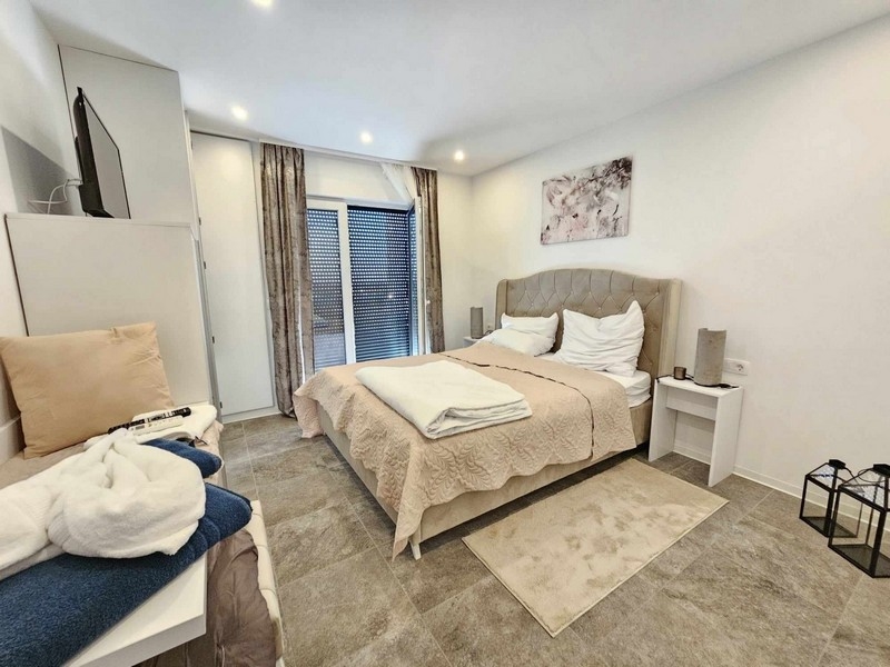 Spálňa s manželskou posteľou a prístupom na balkón