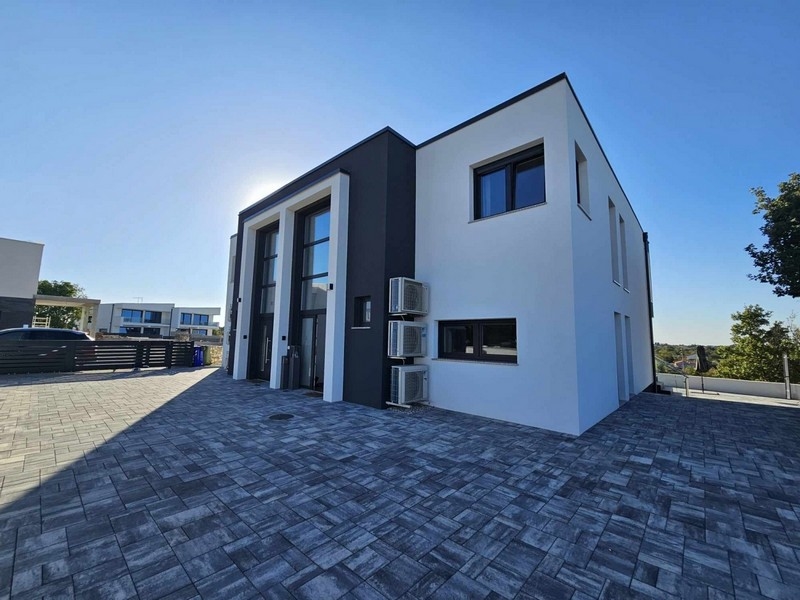 Vonkajší priestor a parkovacie miesta nehnuteľnosti H3613.