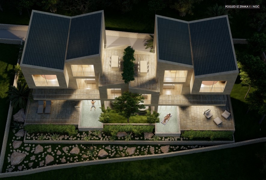 Nasvietená nočná vizualizácia vily z vtáčej perspektívy s bazénmi