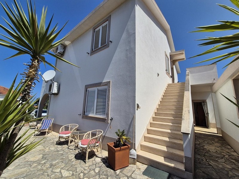 Vonkajší výhľad so schodmi a posedením