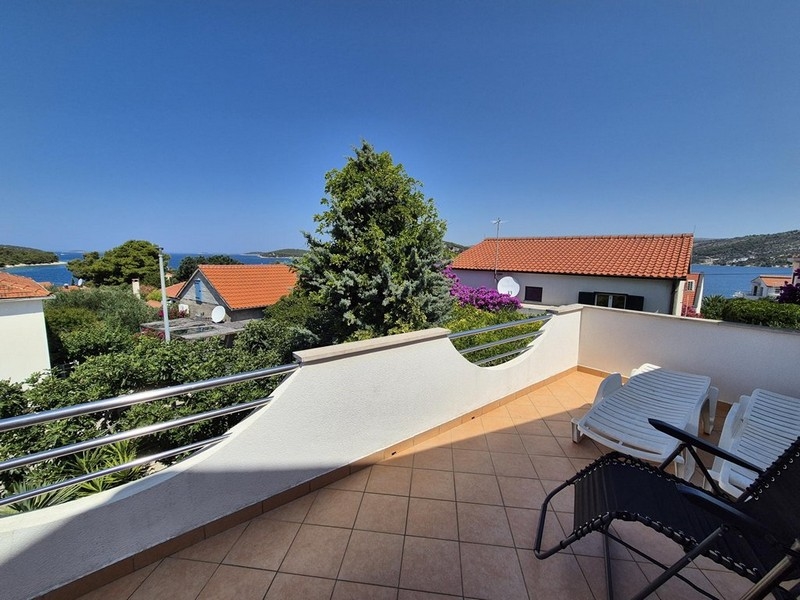 Výhľad na more z hornej terasy nehnuteľnosti H3617 v Dalmácii.