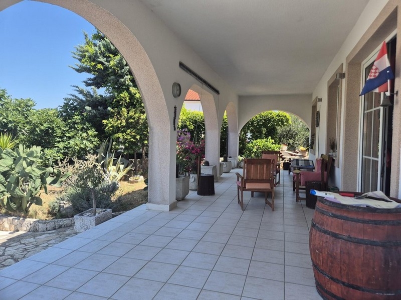 Krytá terasa s oblúkmi