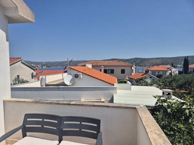 Balkón s výhľadom na okolie a more