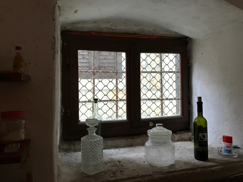 Okno s mrežami a sklenenými fľašami