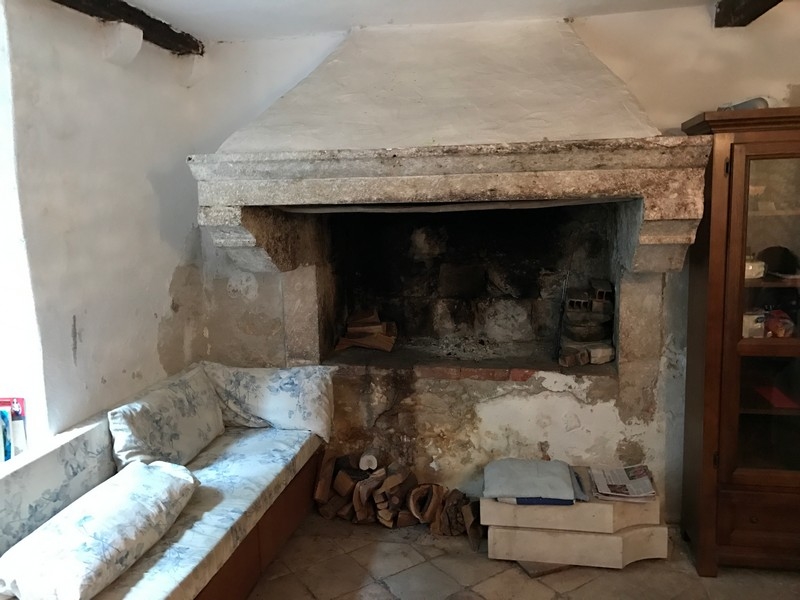 Starý kamenný krb s lavicou