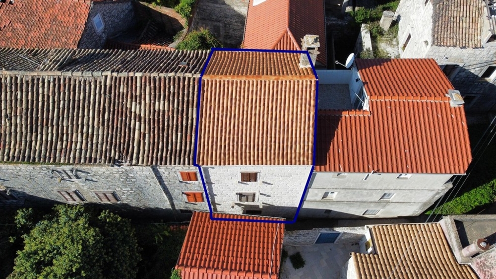 Letecký pohľad na označený kamenný dom