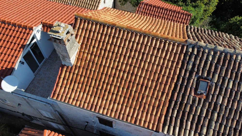 Strešná terasa s krbom a satelitom