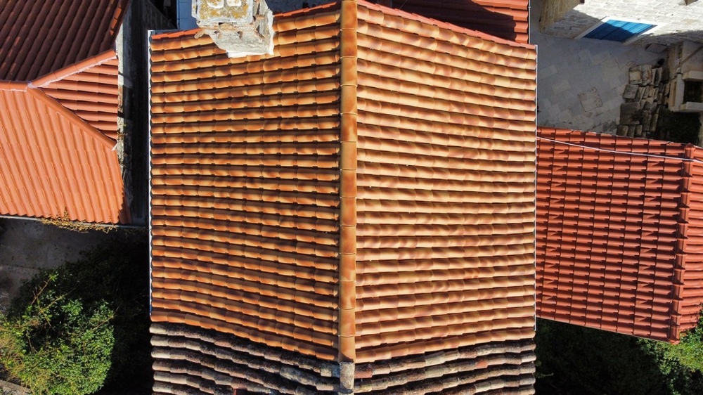 Pohľad zhora na škridlovú strechu domu