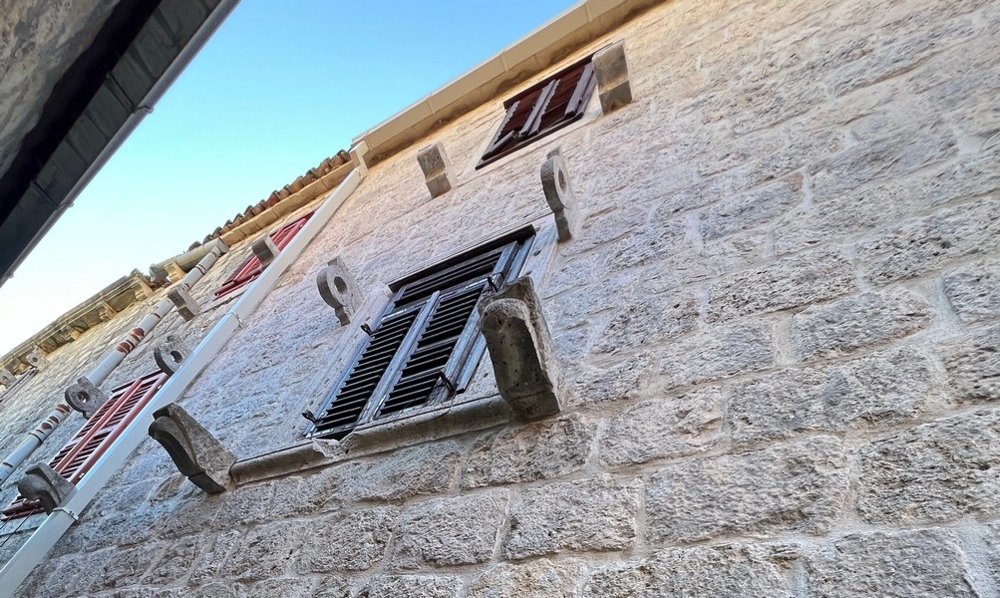 Fasáda s tradičnými okenicami