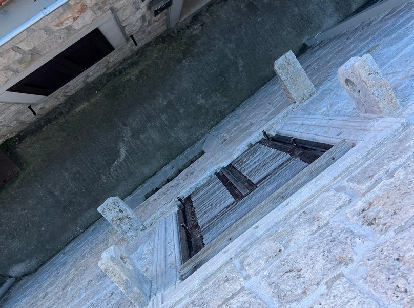 Kamenný dom s rustikálnym oknom