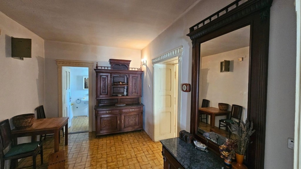 Jedáleň so starožitným bufetom