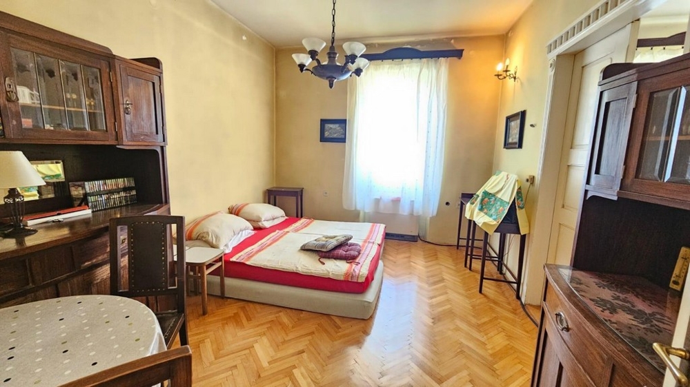 Spálňa s prirodzeným svetlom a nábytkom