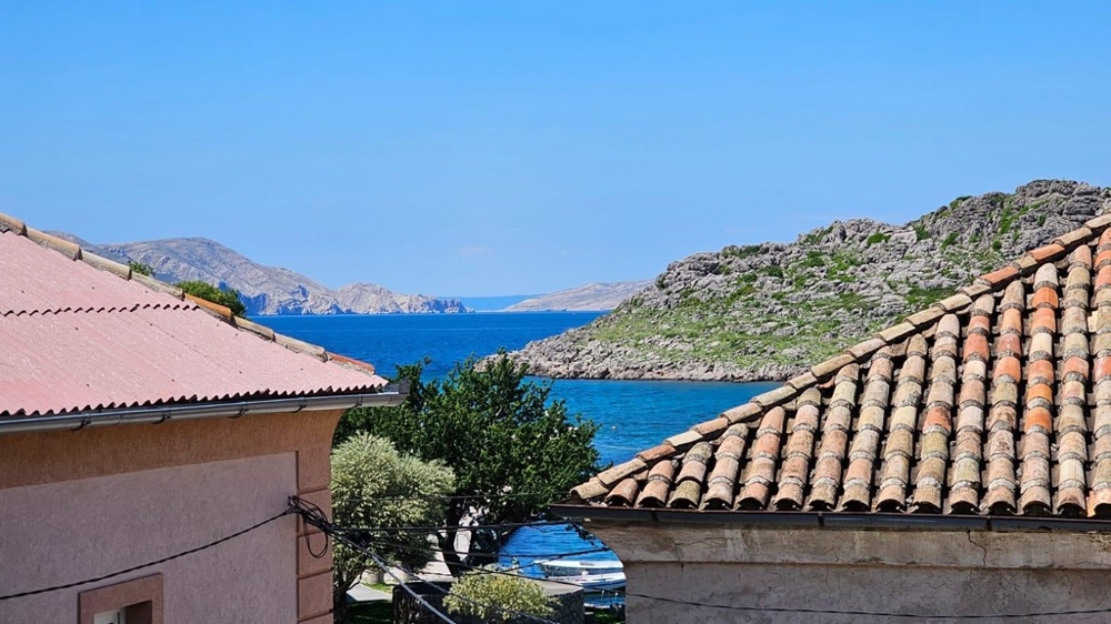 Čiastočný výhľad na more medzi strechami