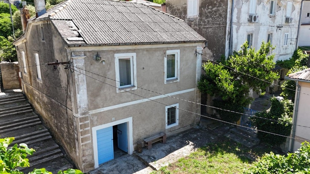 Exteriér domu s modrými dverami