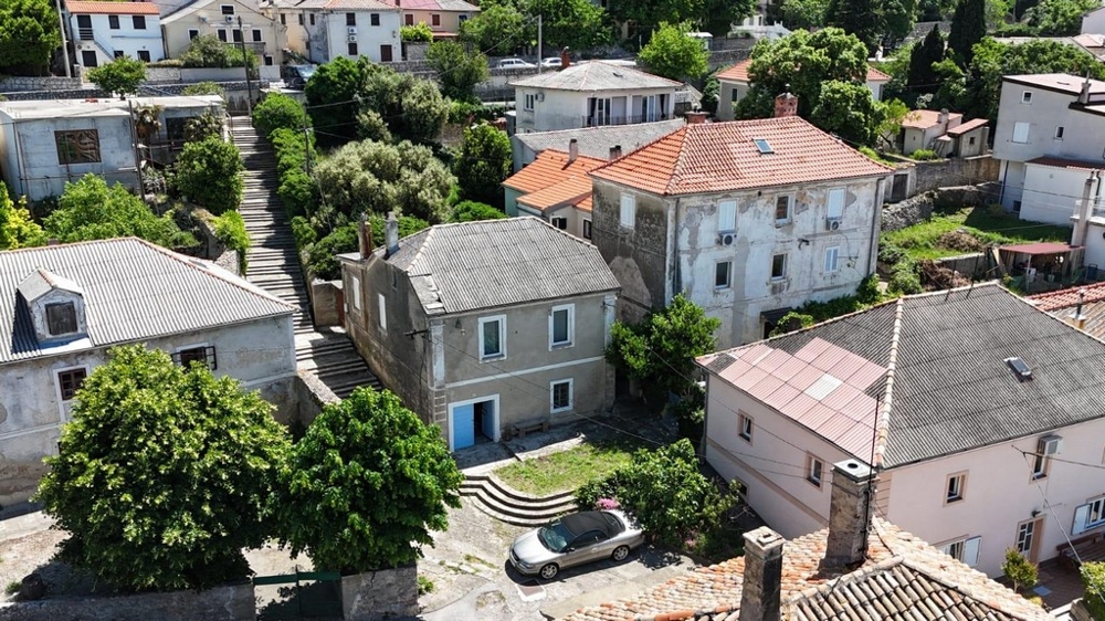 Letecký pohľad na nehnuteľnosť v centre mesta Sveti Juraj, Chorvátsko.