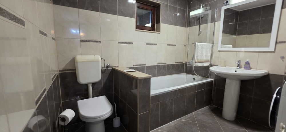 Kúpeľňa s vaňou a svetlou dlažbou