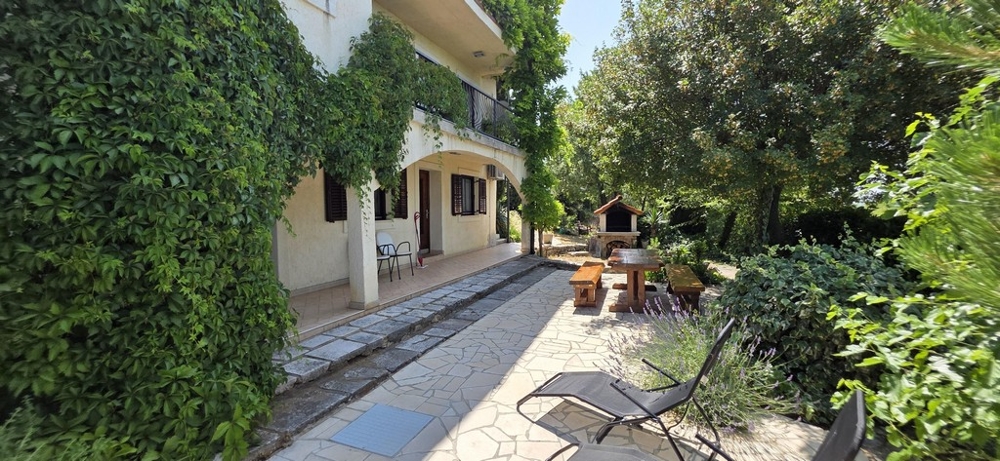 Terasa s posedením a výhľadom do zelene