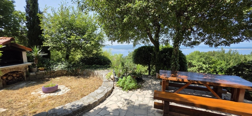 Záhrada s grilom a výhľadom na more