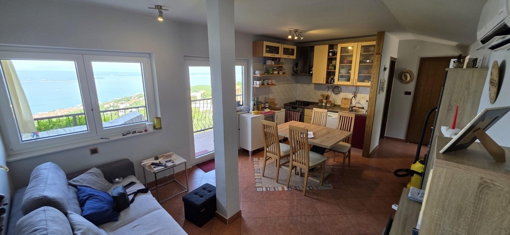 Obývacia izba s kuchyňou a výhľadom na more