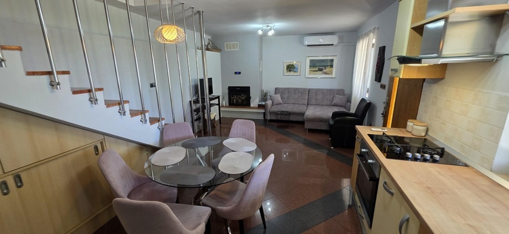 Moderný obývací a jedálenský kút so schodiskom