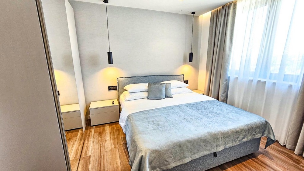 Svetlá spálňa s moderným dizajnom