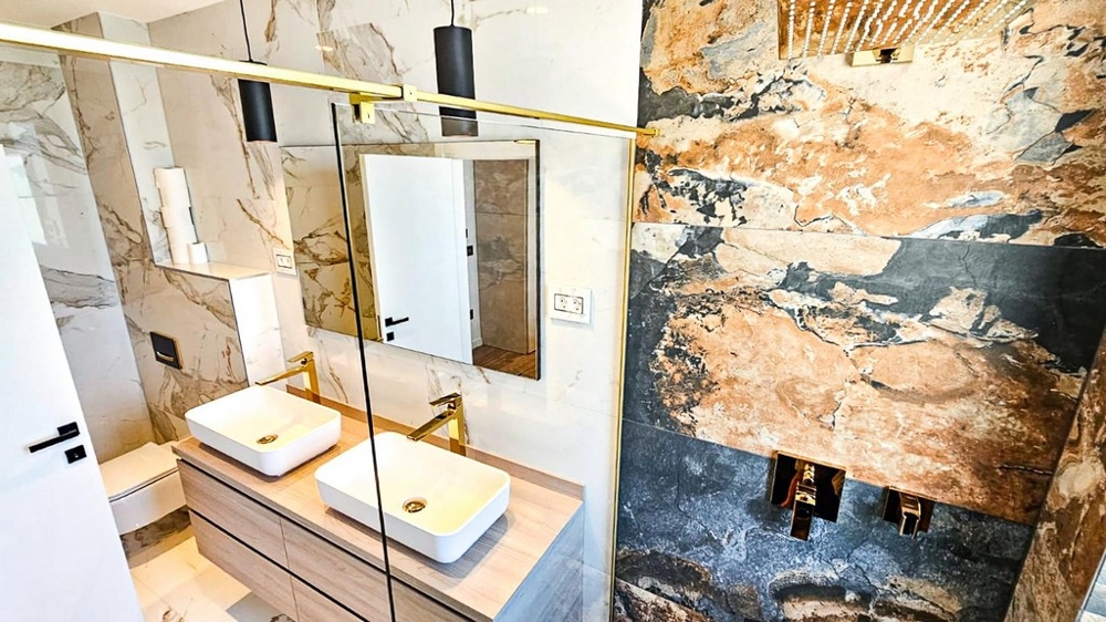 Kúpeľňa s dvojitým umývadlom a sprchovacím kútom