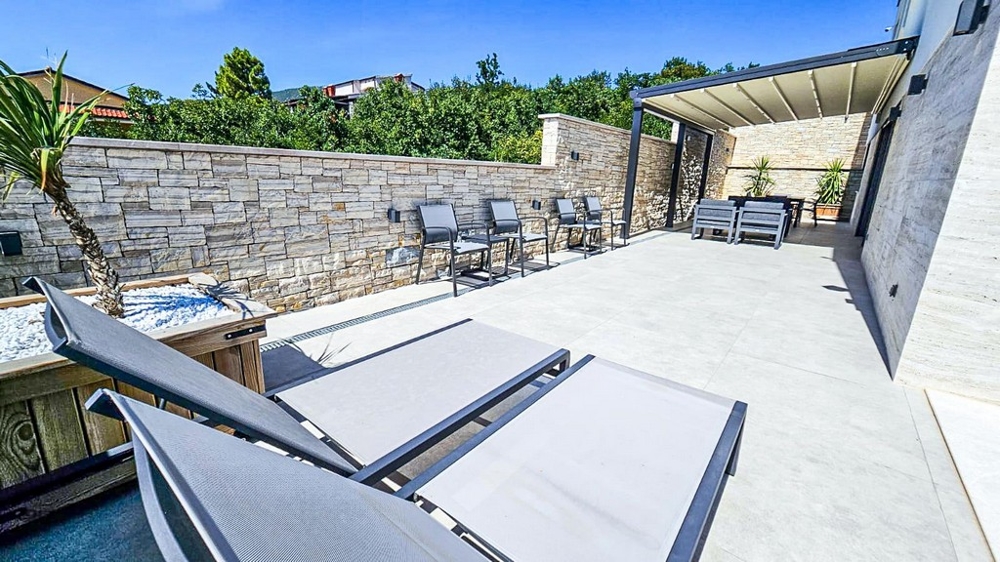 Priestranná terasa s ležadlami