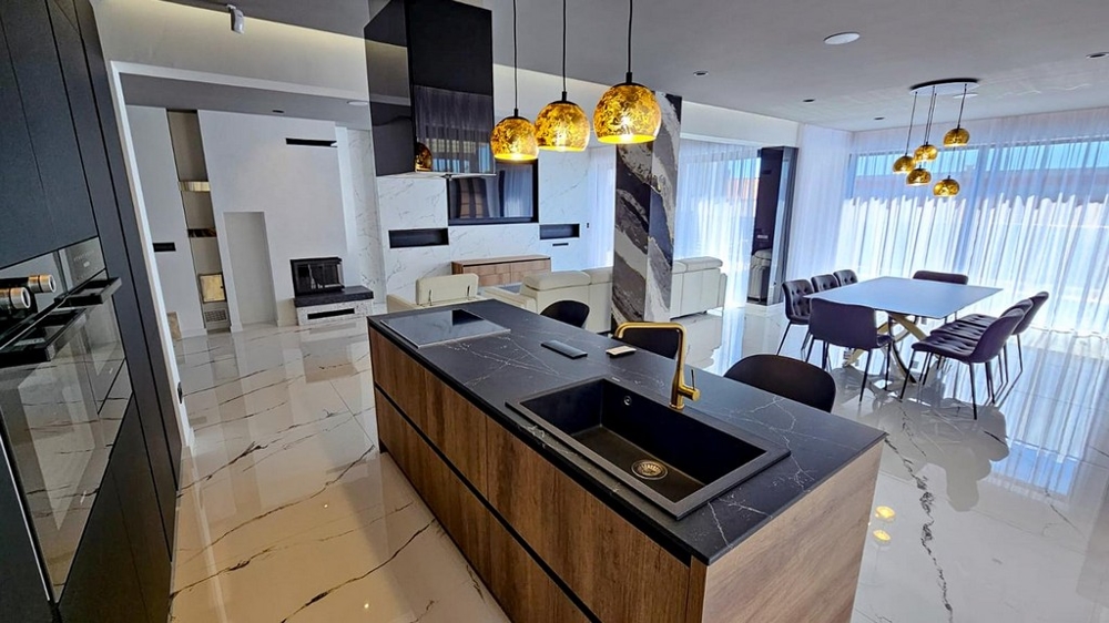 Otvorená kuchyňa s ostrovčekom na varenie a jedálenským kútom