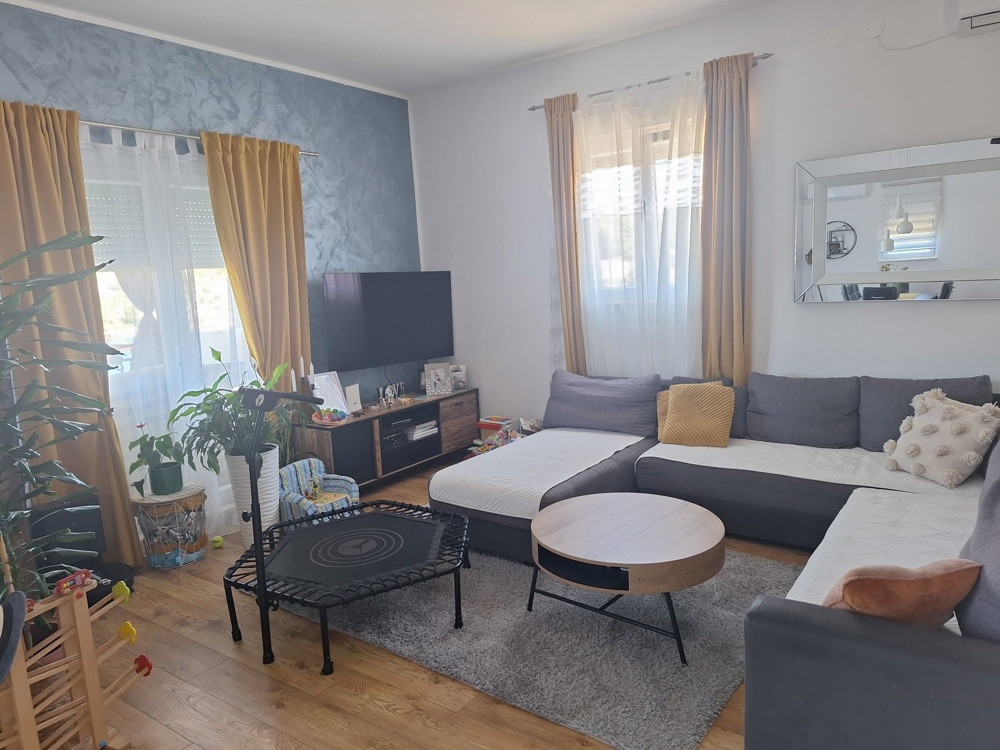 Zariadená obývačka nehnuteľnosti H3631 v Chorvátsku.