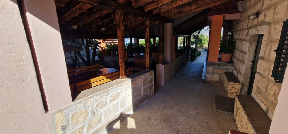 Krytý vonkajší priestor s posedením