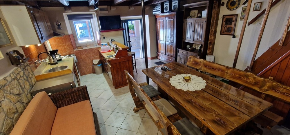 Kuchyňa-obývacia izba s dreveným nábytkom a kuchynským kútom