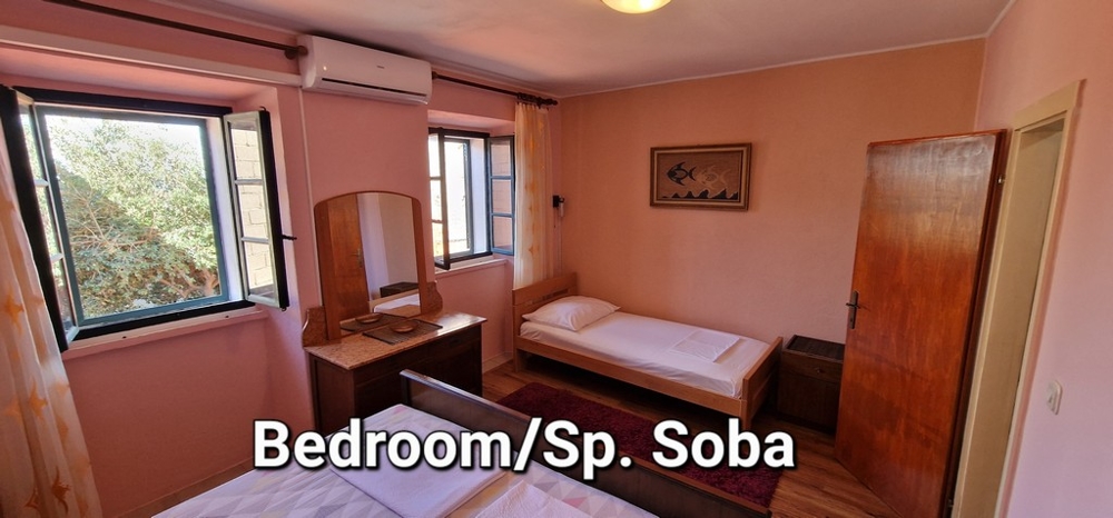 Spálňa s manželskou posteľou a samostatným lôžkom