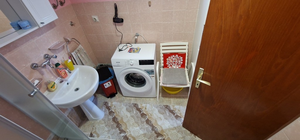 Kúpeľňa s práčkou a sprchovacím kútom