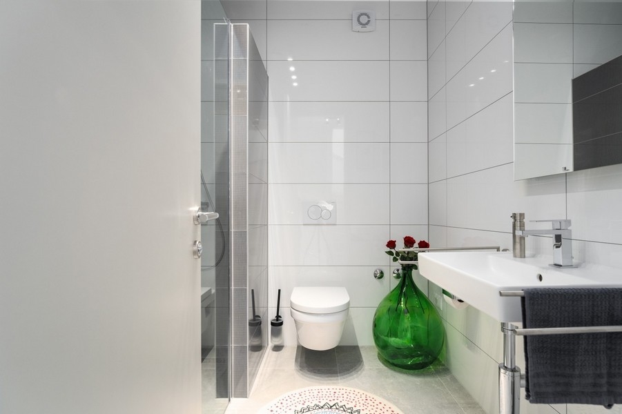 Moderná kúpeľňa so sprchovacím kútom a WC