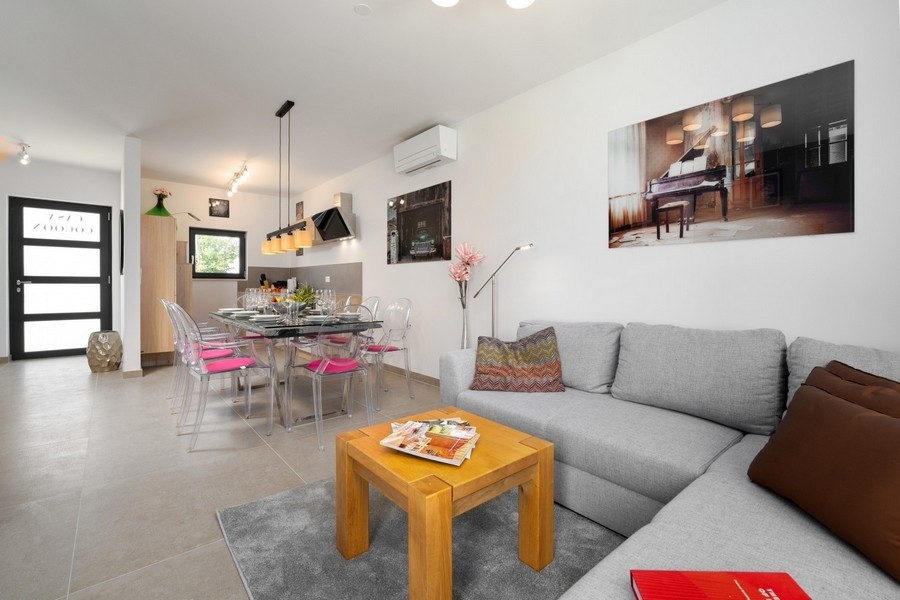 Otvorený obývací priestor a jedálenský kút s moderným zariadením