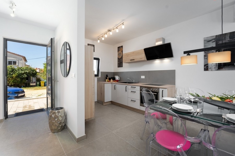 Moderne zariadená kuchyňa s prístupom von