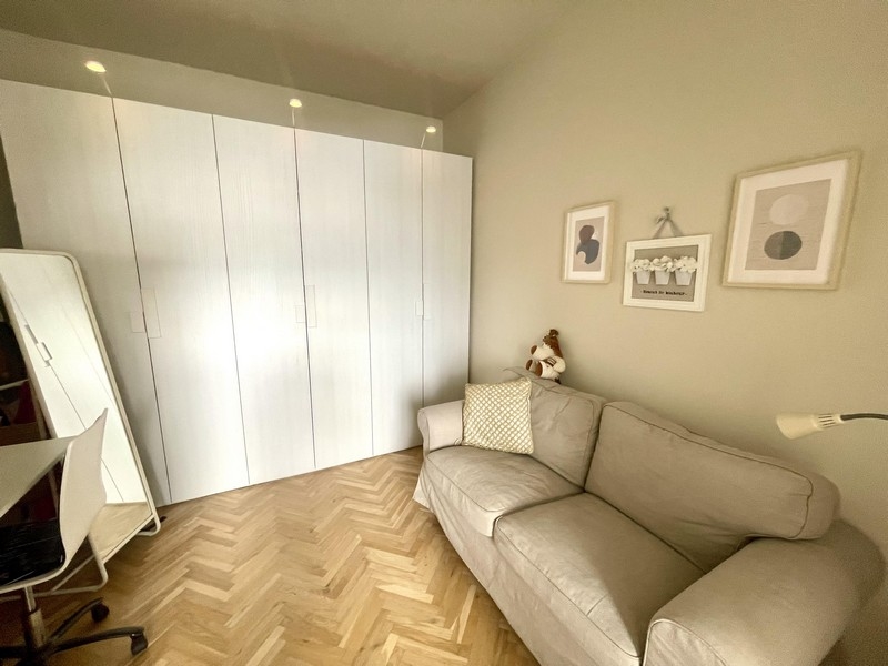 Hosťovská izba s pohovkou a šatníkovou skriňou