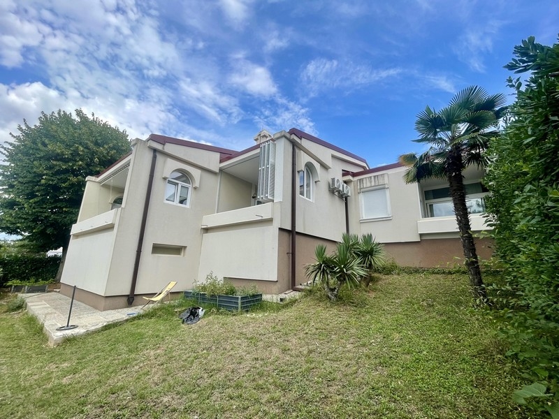 Vonkajší pohľad na dvojdom so záhradou